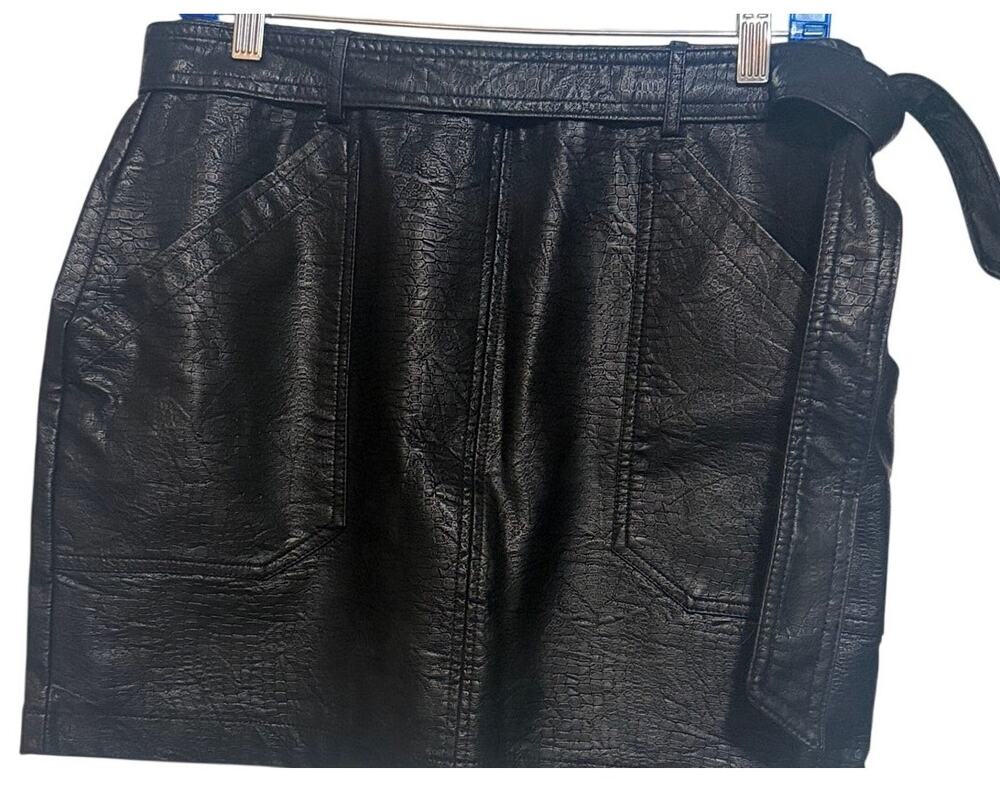 Stella Luce Women's Black Textured Faux Leather Mini Skirt‎ Size M